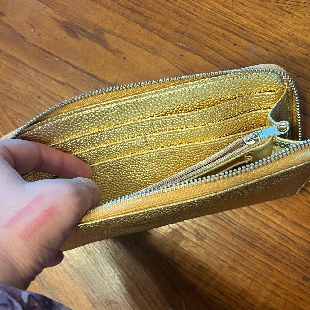 🩷trendy Gold Textured Wristlet wallet NWOT (free with purchase)